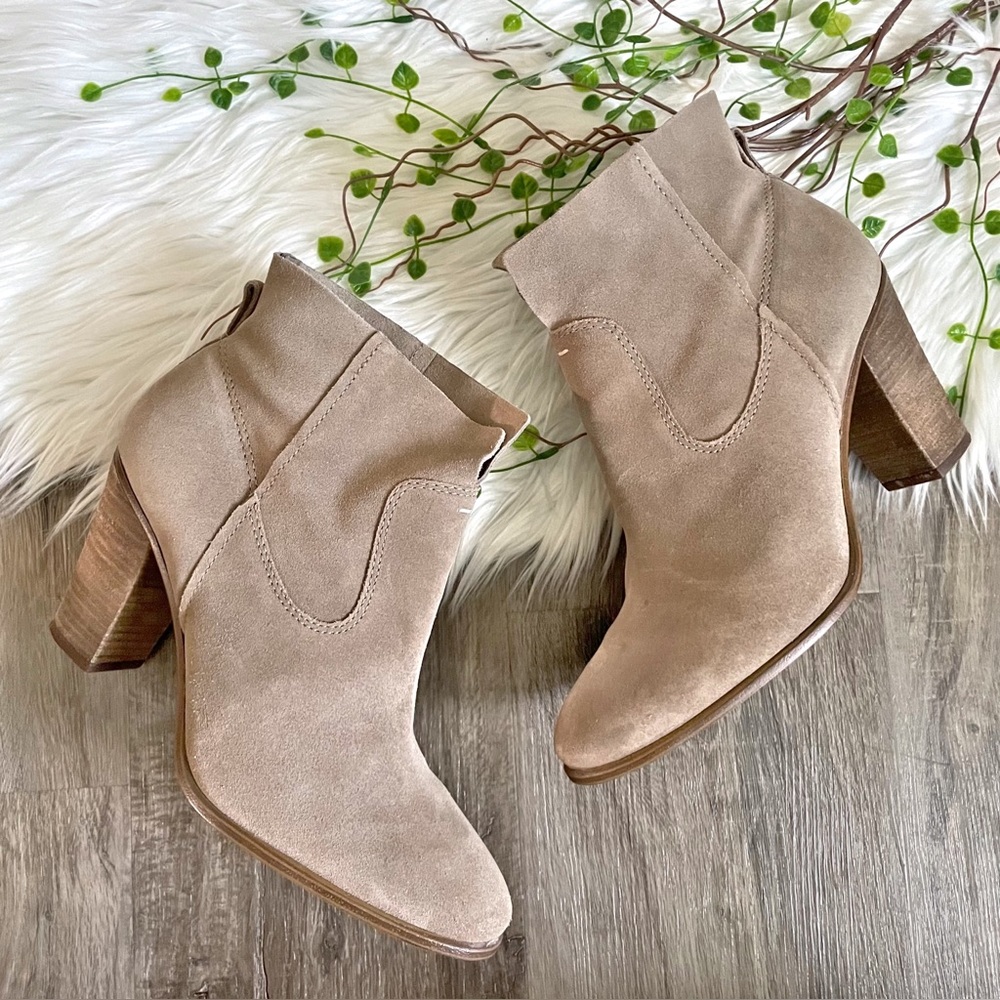 Vince Camuto Feina Suede Stacked Heel Bootie Ankle Boot Size 9.5 M BLOGGER FAV